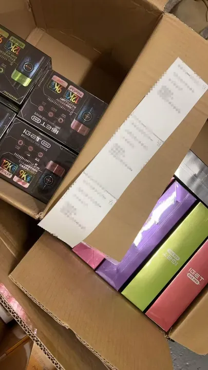 Authentic IGET order delivered to an Australian customer by vapeshops-australia.com Real vape order delivered in Australia — customer unboxing photo