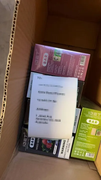 Authentic IGET order delivered to an Australian customer by vapeshops-australia.com Real vape order delivered in Australia — customer unboxing photo